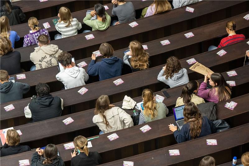 KfW senkt Zinsen für Studienkredit Studierende in der Ludwig-Maximilians-Universität in München. Der KfW-Zinssatz sinkt zum 1. April für neu abgeschlossene Verträge auf 7,51 Prozent.