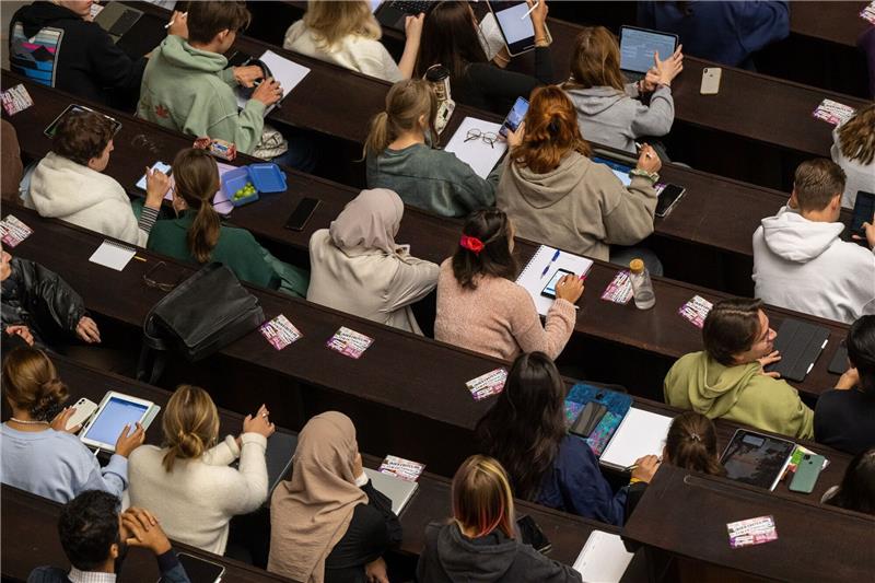 Analyse: Staatliche Studienförderung spielt kaum eine Rolle Studierende nehmen an einer Veranstaltung im Audimax der Ludwig-Maximilians-Universität teil. Staatliche Studienförderung werden kaum angenommen.