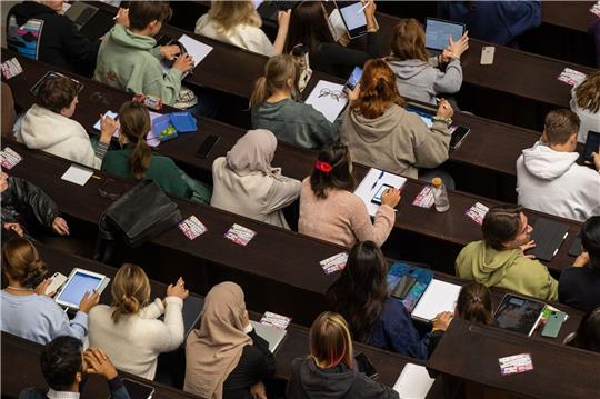 Studierende nehmen an einer Veranstaltung im Audimax der Ludwig-Maximilians-Universität teil. Staatliche Studienförderung werden kaum angenommen.