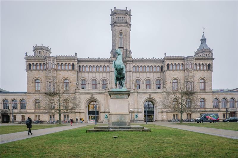 Hochschulen planen günstigeres Deutschlandticket Studierende stehen vor der Leibniz Universität im Welfenschloss.