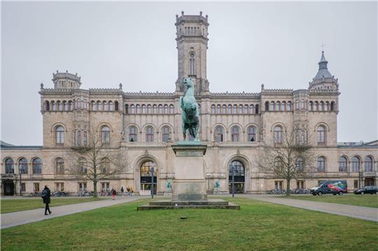 Studierende stehen vor der Leibniz Universität im Welfenschloss.