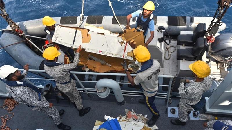 Marine sammelt Trümmerteile von Boeing ein - Suche nach Crew Stück für Stück heben die Einsatzkräfte die Trümmerteile aus dem Meer.