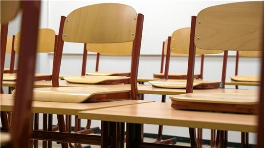 Stühle in der Schule: Zuletzt waren auch Fremdfirmen im Einsatz, um bei Einschulungen am Samstag das Mobiliar zu stellen.. Symbolfoto: dpa