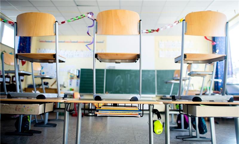 Niedrigerer IQ durch Corona-Schulschließungen? Stühle stehen nach Schulschluss auf den Tischen in einem Unterrichtsraum einer Grundschule.