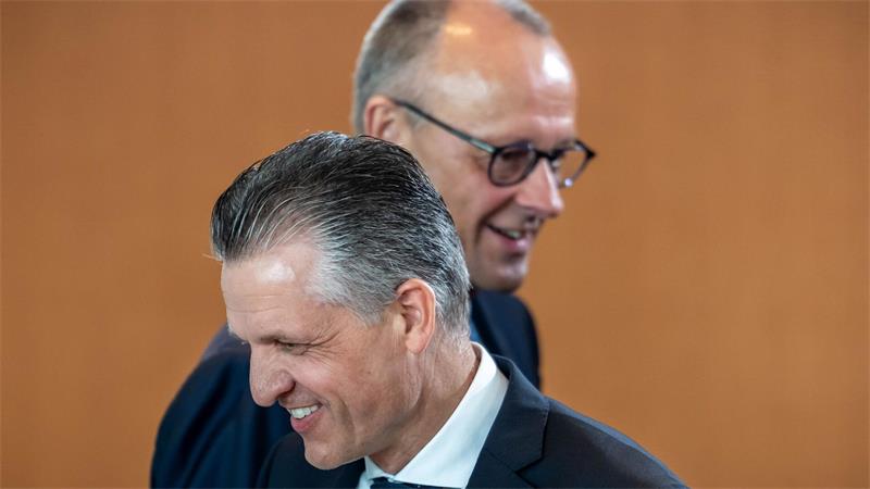 Stühlerücken - Merz und Frei im Bundeskabinett