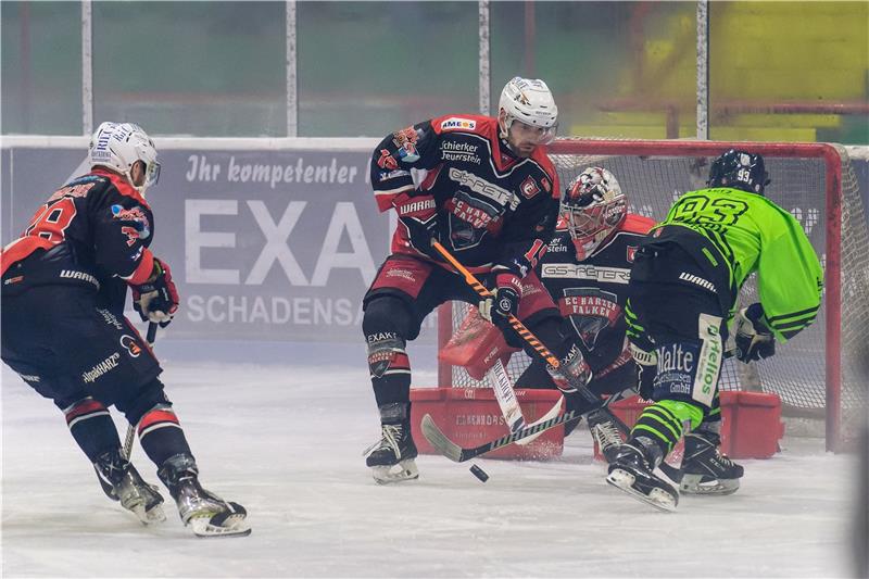 Der Derby-Sieg vergibt Hausaufgaben Stürmer Bastian Schirmacher (l.) und Braunlages Verteidiger Marcel Deich vereiteln gemeinsam mit Torhüter Taylor Dupuis eine Chance von Salzgitters Noel Oberrauch. Foto: Drechsler