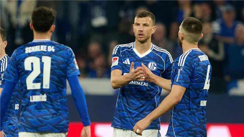 Stürmer Edin Dzeko (M) traf auch in seinem vierten Heimspiel für Schalke 04.