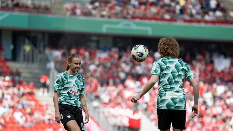 Stürmerin Emöke Papai (links) wechselt von Bremen nach München. (Archivbild)