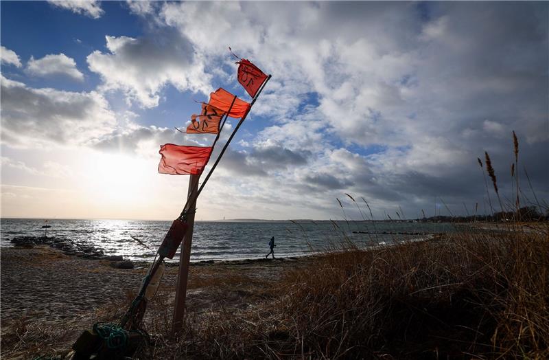 Regen und Sturm - Es bleibt ungemütlich Stürmisches Wetter auch an der Ostsee. Das Wochenende wird ungemütlich.