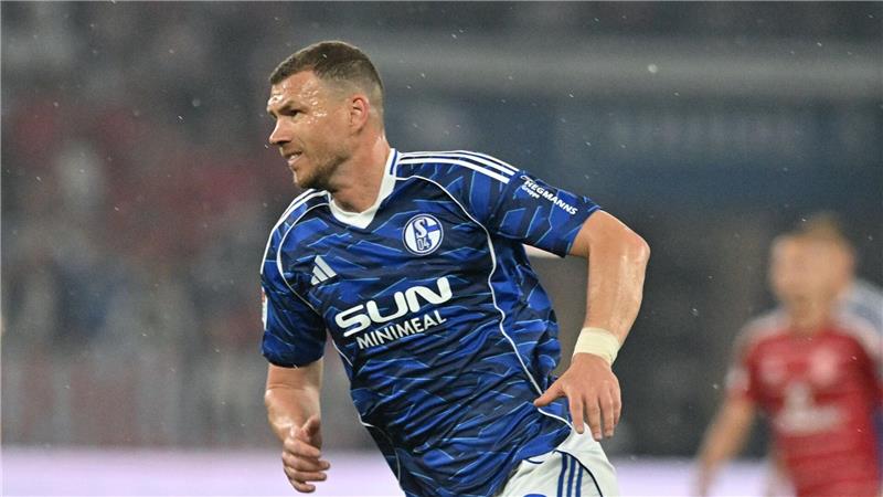 Schalke-Coach spricht über Spiel als „Krönung“ und Dzeko Stürmt Edin Dzeko auch in der Bundesliga für Schalke? (Archivbild)