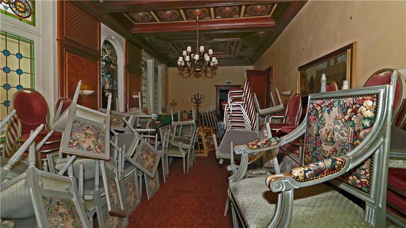 Stuhllager im Kaisersaal der Worth: Was hier steht, soll später auf einer Auktion im früheren Max-Bahr-Baumarkt versteigert werden.