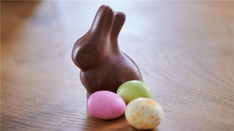 Ostern ade? Wie mit dem „Sitzhasen“ Stimmung gemacht wird Stumm sitzt er und weiß nichts von der Debatte um ihn: der Schoko-Osterhase. (Symbolbild)