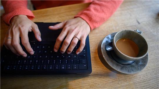 Stundenlang Arbeiten im Café: Das machen einige Gastronomen nicht mehr mit. 