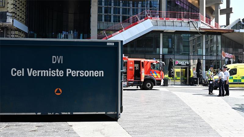 Stundenlang werden mehrere Menschen vermisst.