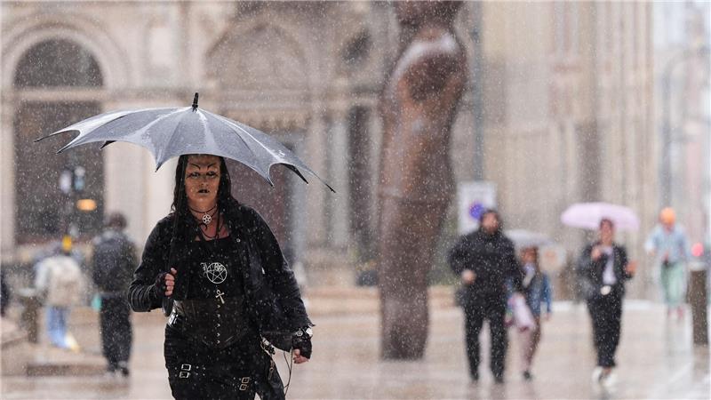 Sturm Floris macht Schotten und Iren das Leben schwer Sturm Floris sorgt für Unwetter in Großbritannien und Irland.