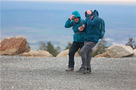 Sturm-Gefahr auf dem Brocken: Zuletzt fegte Tief Ciaran mit über 100 Stundenkilometern durch den Harz. Archivfoto: Matthias Bein/dpa