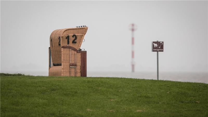 Sturmflut-Gefahr an der Nordsee: Regen, Böen und leere Strände