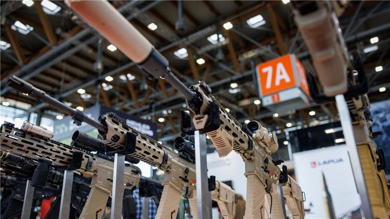 Heckler & Koch entwickelt Drohnenabwehr Sturmgewehre - wie hier bei der Nürnberger Messe Enforce Tac ausgestellt - sind das Kerngeschäft von Heckler & Koch.