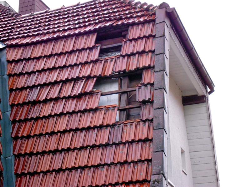 Sturmschaden an einem Dach.