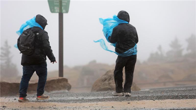 Sturmtief „Joshua“ - Sachsen-Anhalt: Wanderer gehen am Nachmittag auf dem Brocken entlang.