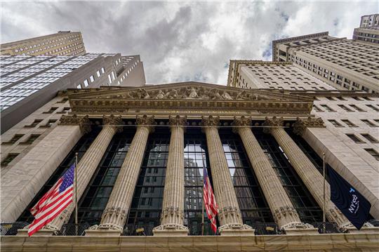 Sturmwolken bilden sich über dem Gebäude der New Yorker Börse.