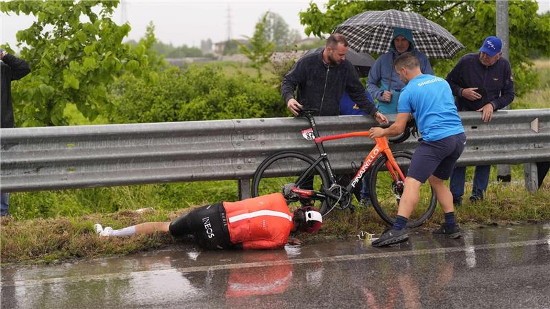 Sturz des Radfahrers Joshua Tarling.