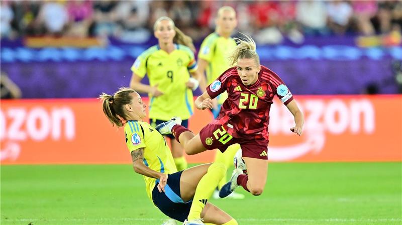 Erste Krisensitzung: Frust bei DFB-Team sitzt tief Sturzflug gegen Schweden: Elisa Senß (r.) und die deutschen Fußballerinnen