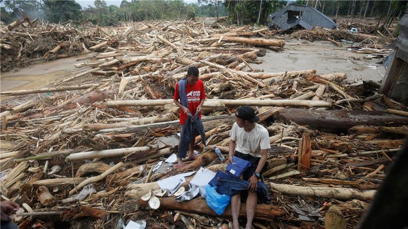 Sturzflut in Nordsumatra: Überlebende bergen letzte Habseligkeiten 