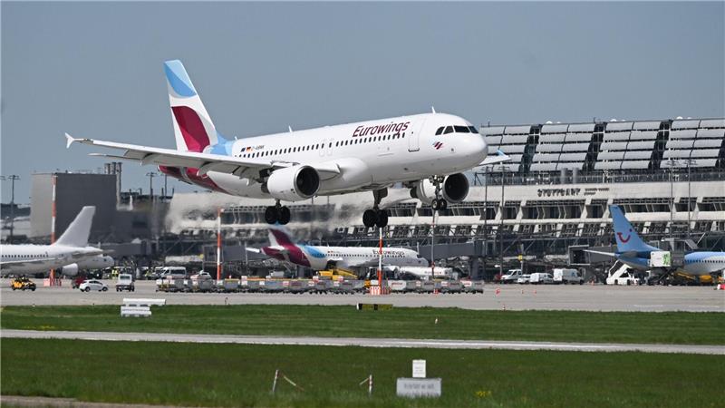 Deutsche Flug-Passagiere müssen mehr bezahlen Stuttgart hat immer noch weniger Starts als vor der Corona-Krise.