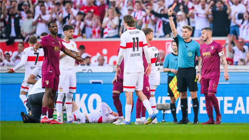 Tränen und Tore: Stiller-Aus bei VfB-Sieg gegen Augsburg Stuttgarts Angelo Stiller (unten) musste verletzt ausgewechselt werden.