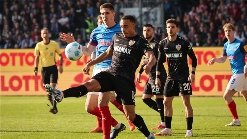 Stuttgarts Jamie Leweling behauptet den Ball gegen den Kieler Marko Ivezic.