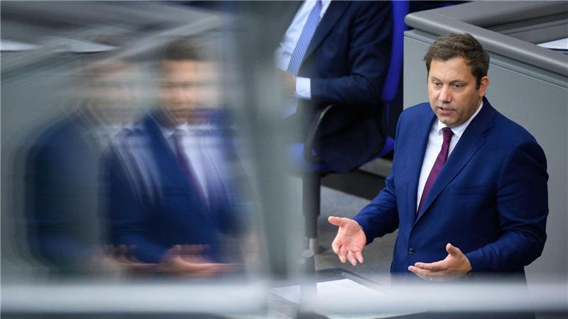 Schminke als Opium fürs Volk Styling und Fotopräsenz müssen passen: Bundesfinanzminister Lars Klingbeil (SPD) ließ einen Auftrag über rund 600.000 Euro jährlich für Fotografie und Videobegleitung ausschreiben. Das sei auch in den anderen Ministerien üblich.