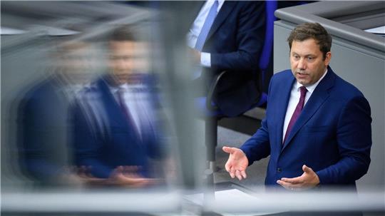 Styling und Fotopräsenz müssen passen: Bundesfinanzminister Lars Klingbeil (SPD) ließ einen Auftrag über rund 600.000 Euro jährlich für Fotografie und Videobegleitung ausschreiben. Das sei auch in den anderen Ministerien üblich.