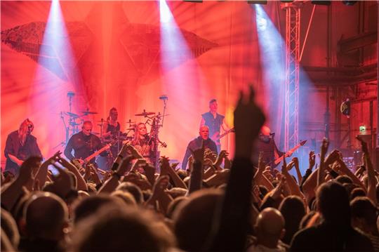 Subway to Sally heizen rund 700 Fans am Rammelsberg ein.  Foto: Gleisberg