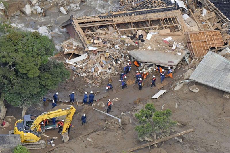 Heftige Regenfälle in Japan: Mindestens sechs Tote Such- und Rettungsarbeiten nach einem Schlammlawinenabgang in Karatsu.