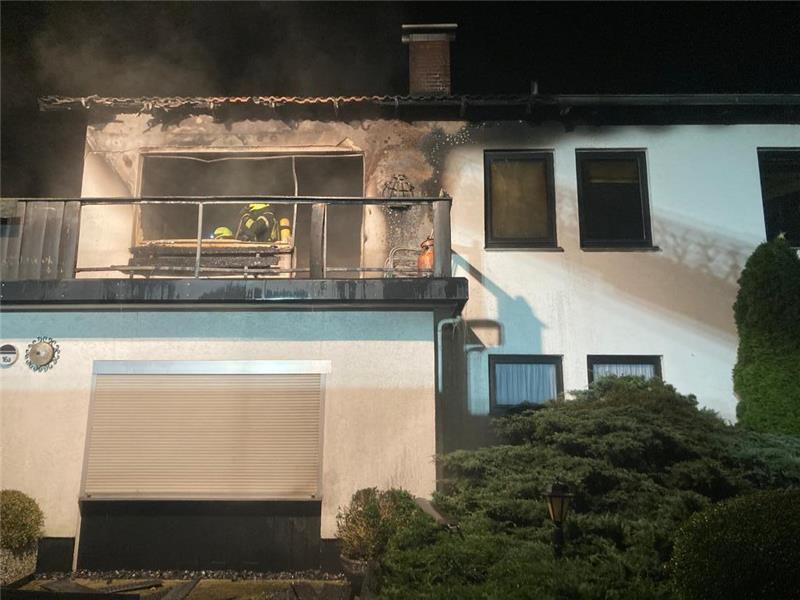 Flammen schlagen meterweit aus Wohnung in Münchehof Suche nach möglichen Verletzten: Die Retter kletterten mit einer Steckleiter auf den Balkon der Wohnung Am Sweenhof. Foto: Feuerwehr Seesen