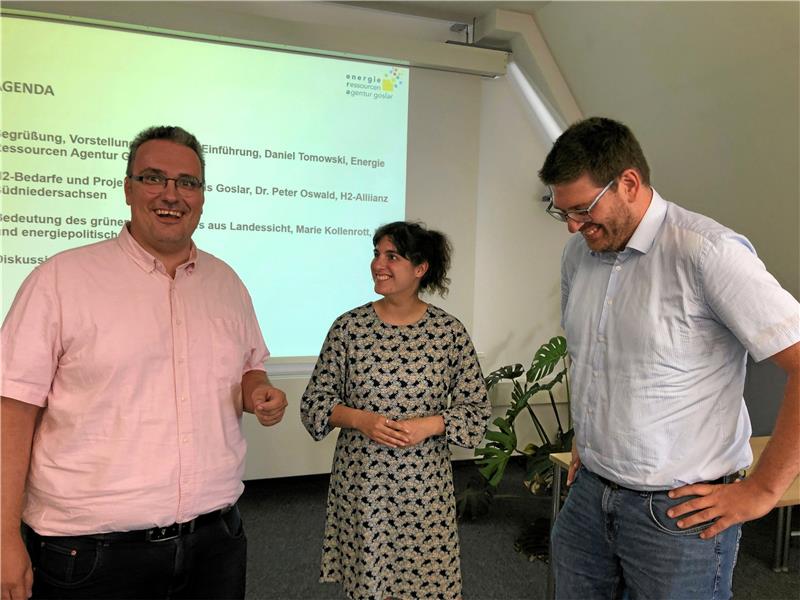 Suchen nach Wegen, um in Südniedersachsen und im Landkreis Goslar aus erneuerbaren Energien Wasserstoff zu produzieren und zu nutzen: die Grünen-Landtagsabgeordnete Marie Kollenrott aus Göttingen mit Daniel Tomowski (li.) von der Energie-Ressourcen-Agentur und Dr. Peter Oswald von der Wasserstoff-Allianz Südniedersachsen.  Foto: Stade