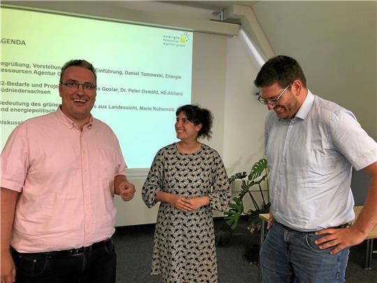Suchen nach Wegen, um in Südniedersachsen und im Landkreis Goslar aus erneuerbaren Energien Wasserstoff zu produzieren und zu nutzen: die Grünen-Landtagsabgeordnete Marie Kollenrott aus Göttingen mit Daniel Tomowski (li.) von der Energie-Ressourcen-Agentur und Dr. Peter Oswald von der Wasserstoff-Allianz Südniedersachsen.  Foto: Stade