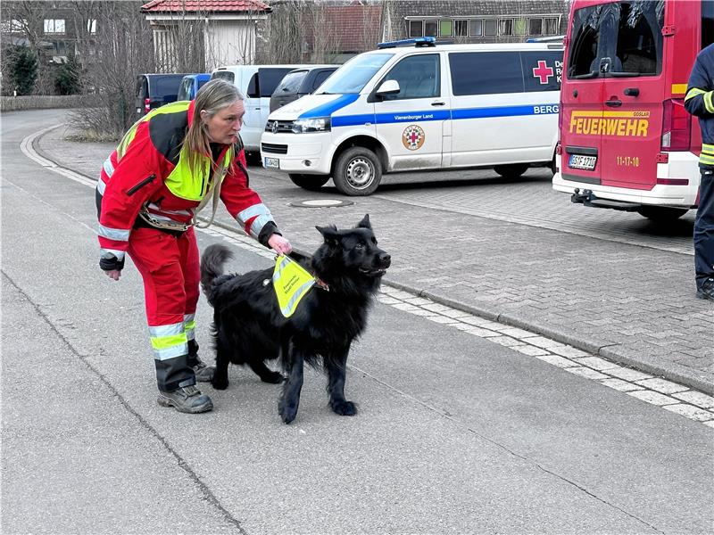 Vermisster Ralph Starke: Suche nach der Nadel im Heuhaufen Suchhund Finny und Hundeführerin Michaela Knüttel machen sich bereit.
