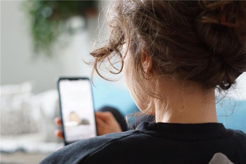 Pseudopsychologie in sozialen Medien und ihre Folgen Sucht man etwa nach dem Stichwort «Psychologie» auf Instagram, werden auf Anhieb Dutzende Profile angezeigt. Erweitert man die Suche auf die englischsprachige Welt, sind es noch viel mehr.