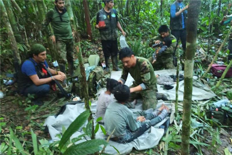 40 Tage im Dschungel: Kinder in Militärhospital versorgt Suchtrupps hatten die Kinder nach 40 Tagen im Regenwald im Süden des Landes gefunden.