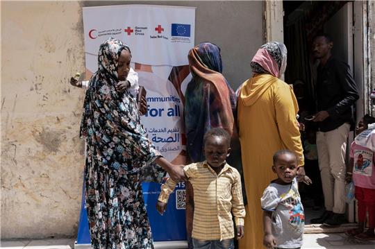 Sudanesische Flüchtlinge vor dem Gelände eines medizinischen Konvois für Neuankömmlinge in Ägypten.