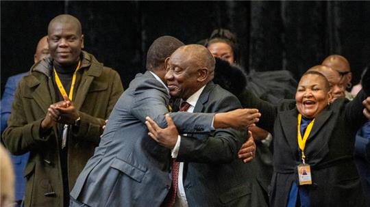 Südafrikas Präsident Cyril Ramaphosa ist von dem neu gewählten Parlament des Landes für eine zweite Amtszeit bestätigt worden.
