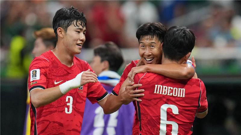 Südkorea um Superstar Heung-Min Son (2.v.r) jubelte über den Auftaktsieg nach 0:1-Rückstand.