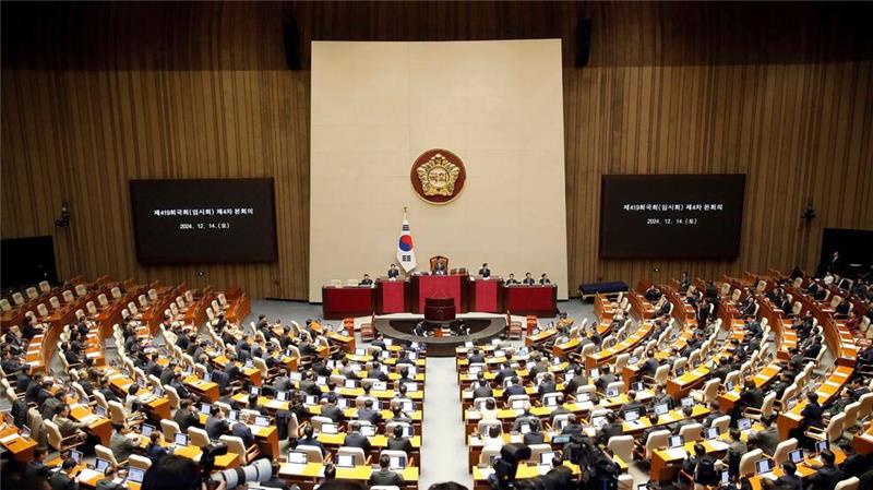 Südkoreas Parlament stimmt für Amtsenthebung des Präsidenten Südkoreanische Gesetzgeber nehmen an der Plenarsitzung zur Abstimmung über die Amtsenthebung von Präsident Yoon Suk Yeol in der Nationalversammlung teil. Ein zweiter Amtsenthebungsantrag gegen Yoon hat die benötigte Zweidrittelmehrheit in der Nationalversammlung erreicht.