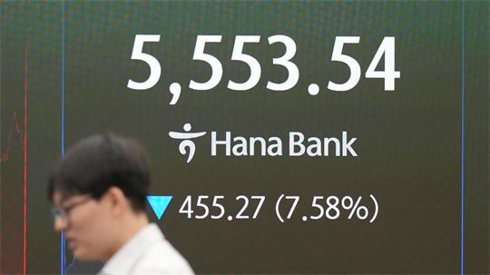 Südkoreas Leitindex Kospi gab seit seinem Allzeithoch im Juni deutlich nach. 