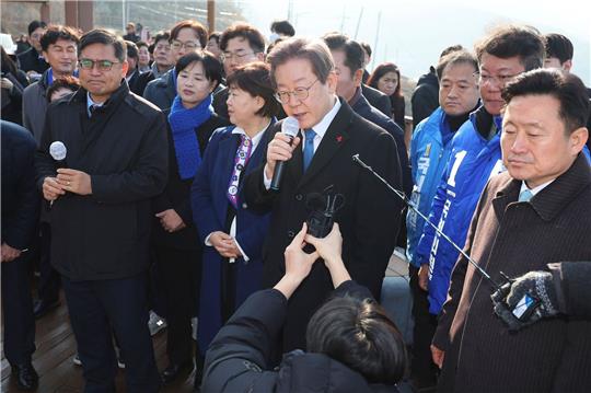Südkoreas Oppositionschef Lee Jae Myung (M) wurde bei einem öffentlichen Auftritt von einem Mann mit einem Messer attackiert.