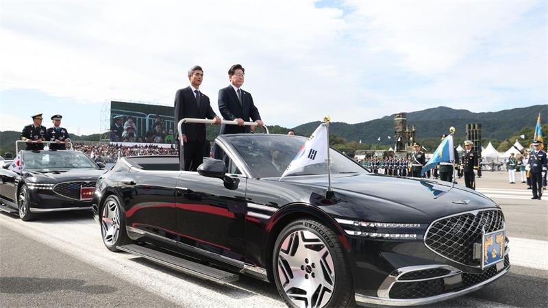 Südkoreas Präsident Lee Jae Myung (r) nimmt neben Verteidigungsminister Kang Shin Chul  an einer Truppenparade in der Militärbasis Gyeryongdae teil.