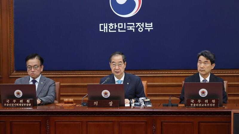 Südkorea setzt Militärabkommen mit Nordkorea aus Südkoreas Premierminister Han Duck-soo spricht während einer Kabinettssitzung im Regierungskomplex in Seoul.