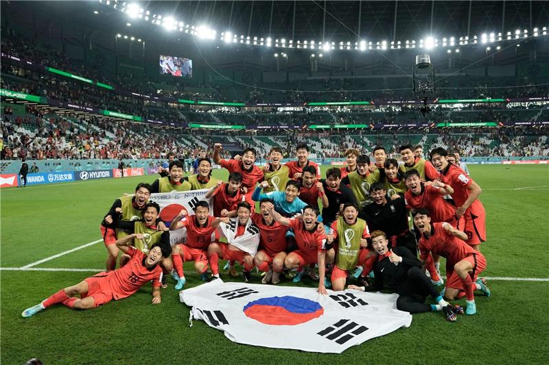 Begeisterung und Erstaunen über Südkorea bei WM Südkoreas Spieler feiern ihren Einzug ins Achtelfinale der WM.